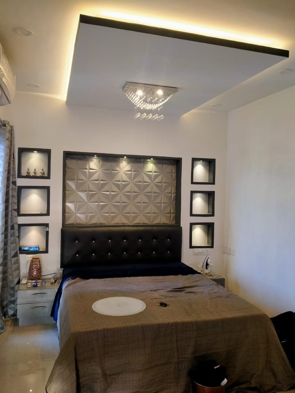 Bedroom with false ceiling & panelling